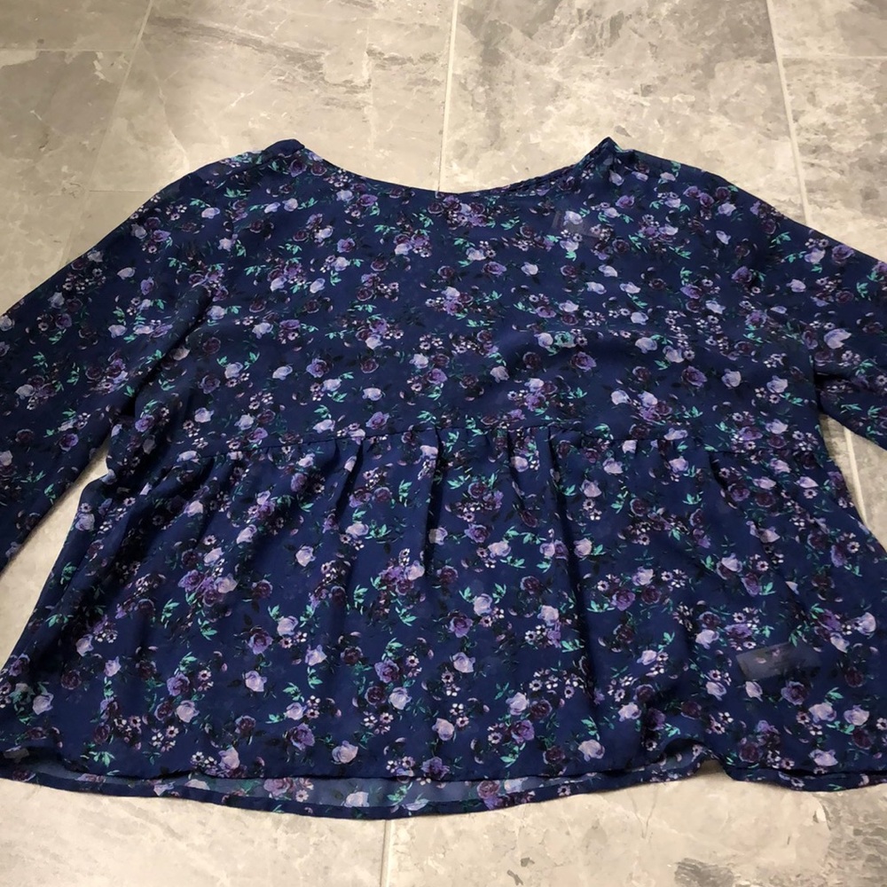 Flowery blouse with a pretty back
